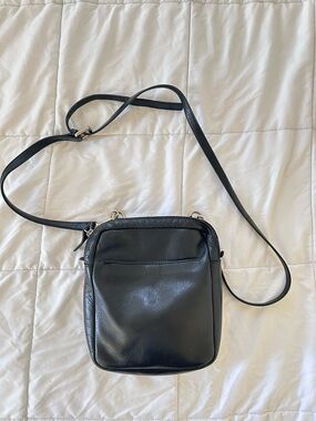 M0851 Sleek Black Pebbled Leather Crossbody bag
